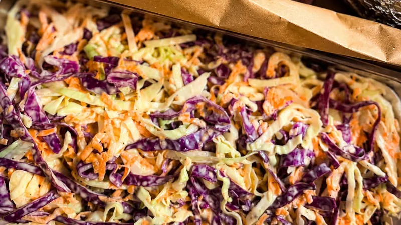 Coleslaw casera de repollo blanco, repollo morado y zanahoria