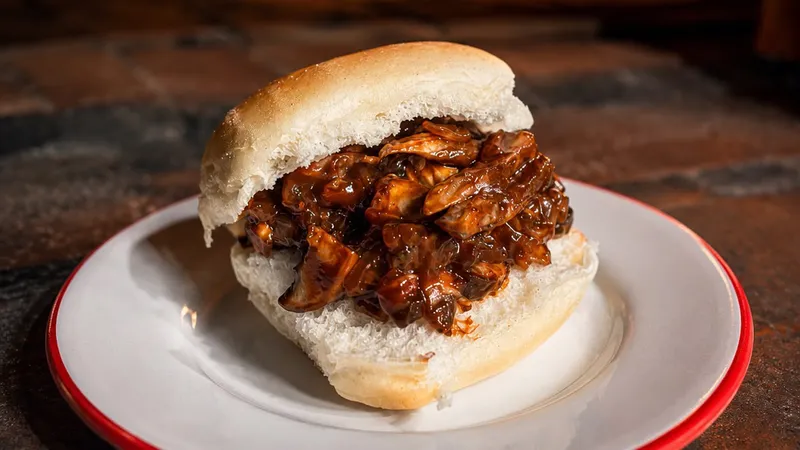 Sandwich de Pulled Shrooms: hongos desmechados en salsa dentro de un pan casero